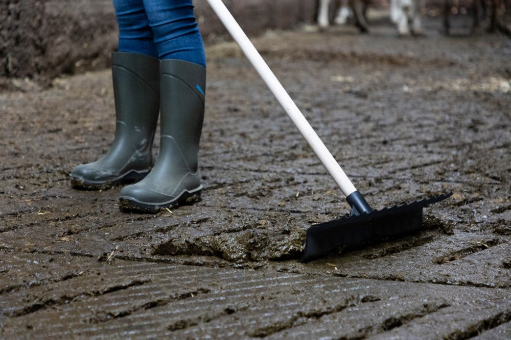 Rastrello per box con raschietto integrato 40cm