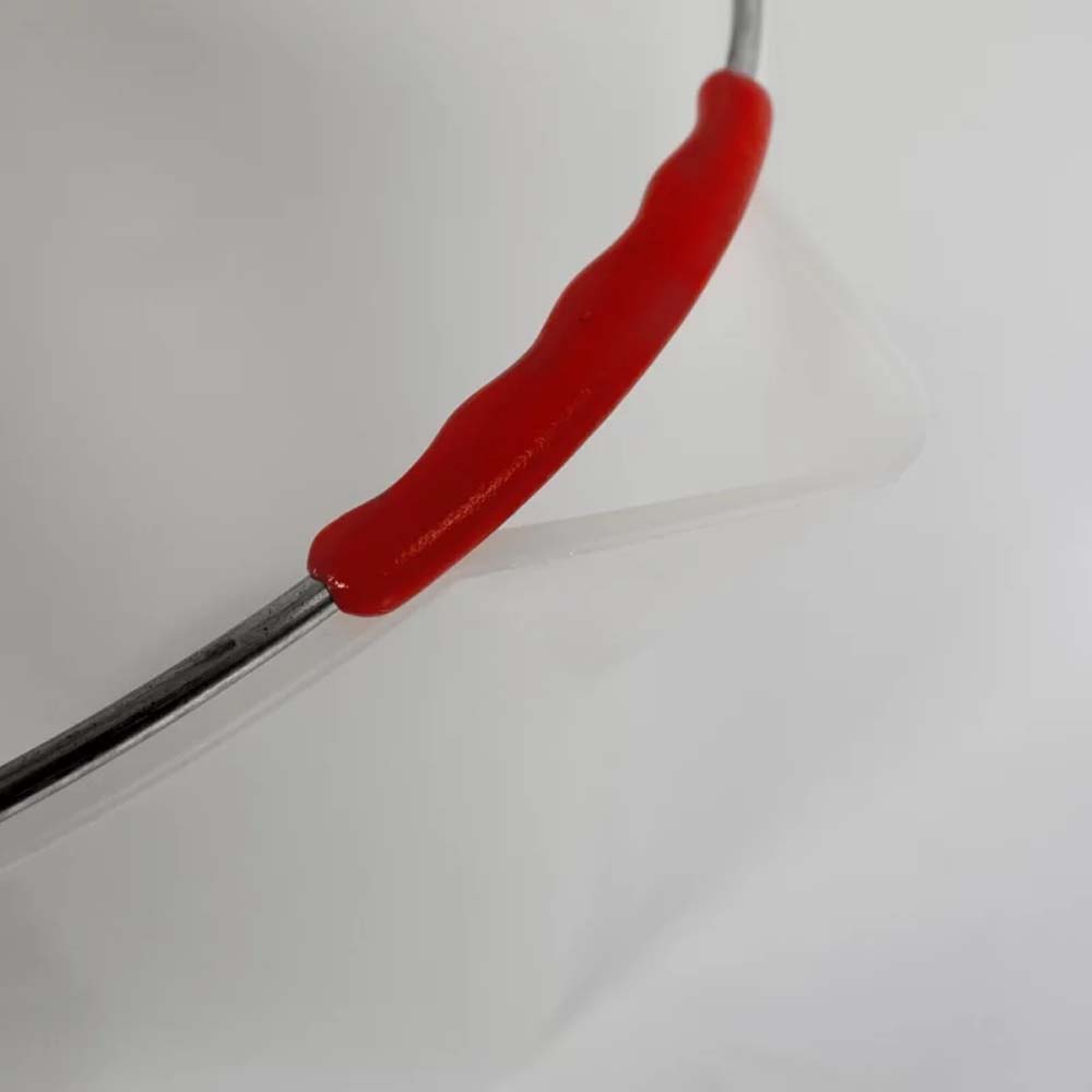 Secchio in plastica con becco e maniglia