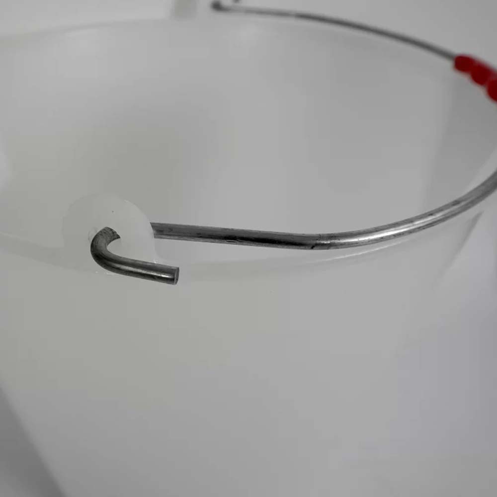 Secchio in plastica con becco e maniglia