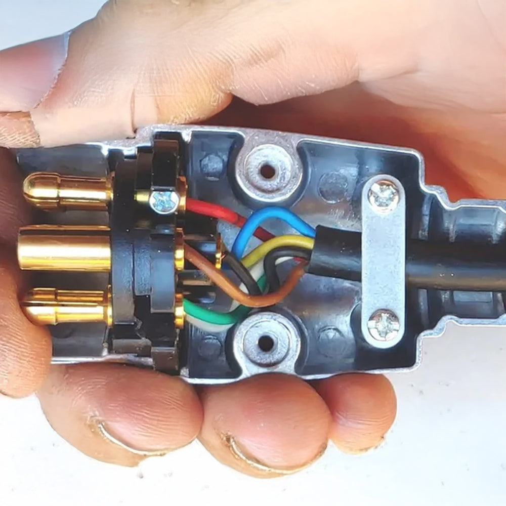 Spina a 7 Poli per Rimorchi e Carrelli – Connettore Elettrico di Alta Qualità