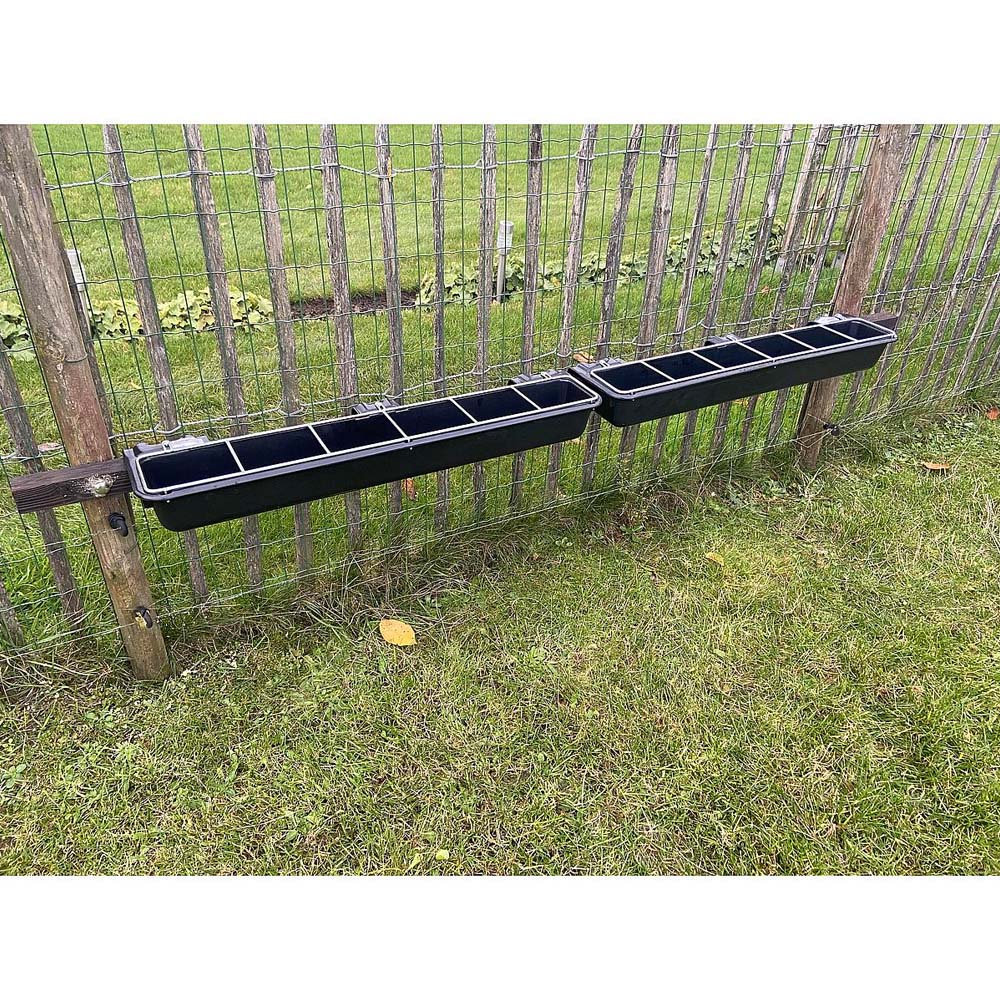 Mangiatoia lunga con ringhiera per capre e pecore
