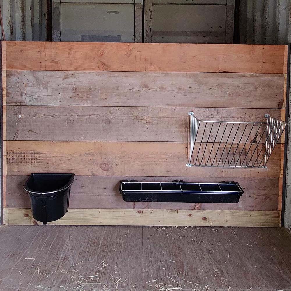 Mangiatoia lunga con ringhiera per capre e pecore