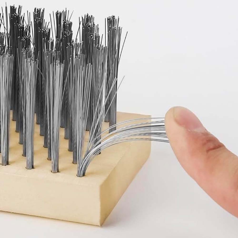 Scopa con setole in acciaio senza