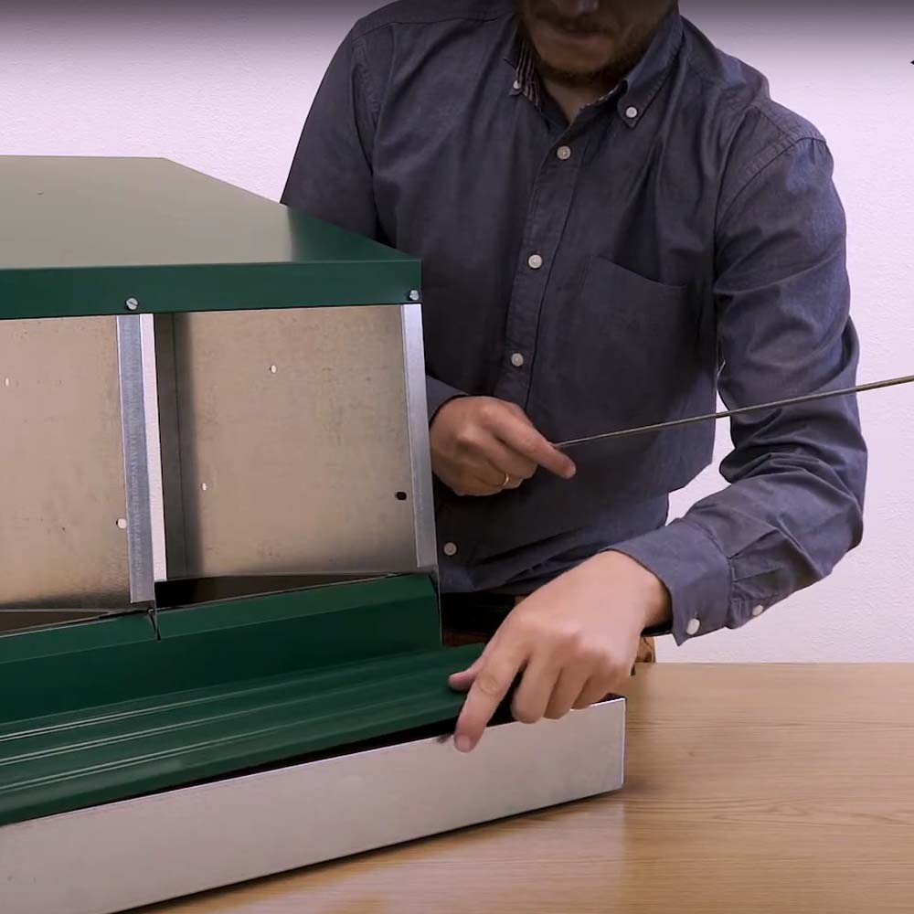 Nido con Cestino per Galline Ovaiole in Metallo e Plastica