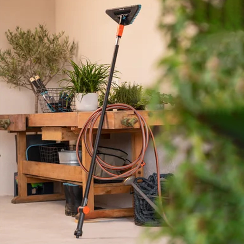 Manico cleansystem M gardena con collegamento acqua per la pulizia di ampie superfici