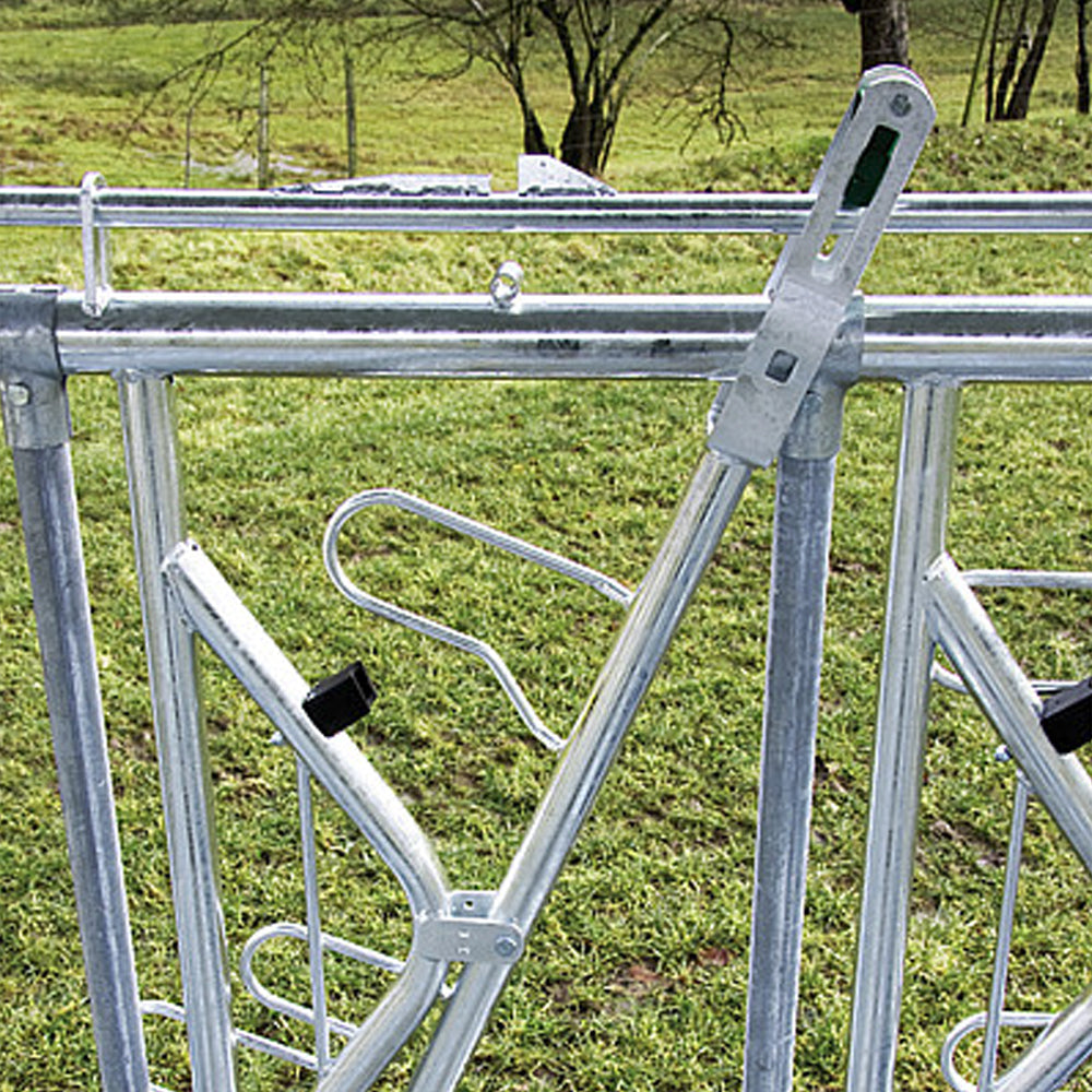 Big Bale Feeder con Mangiatoia Autobloccante di Sicurezza – Per Bovini Adulti