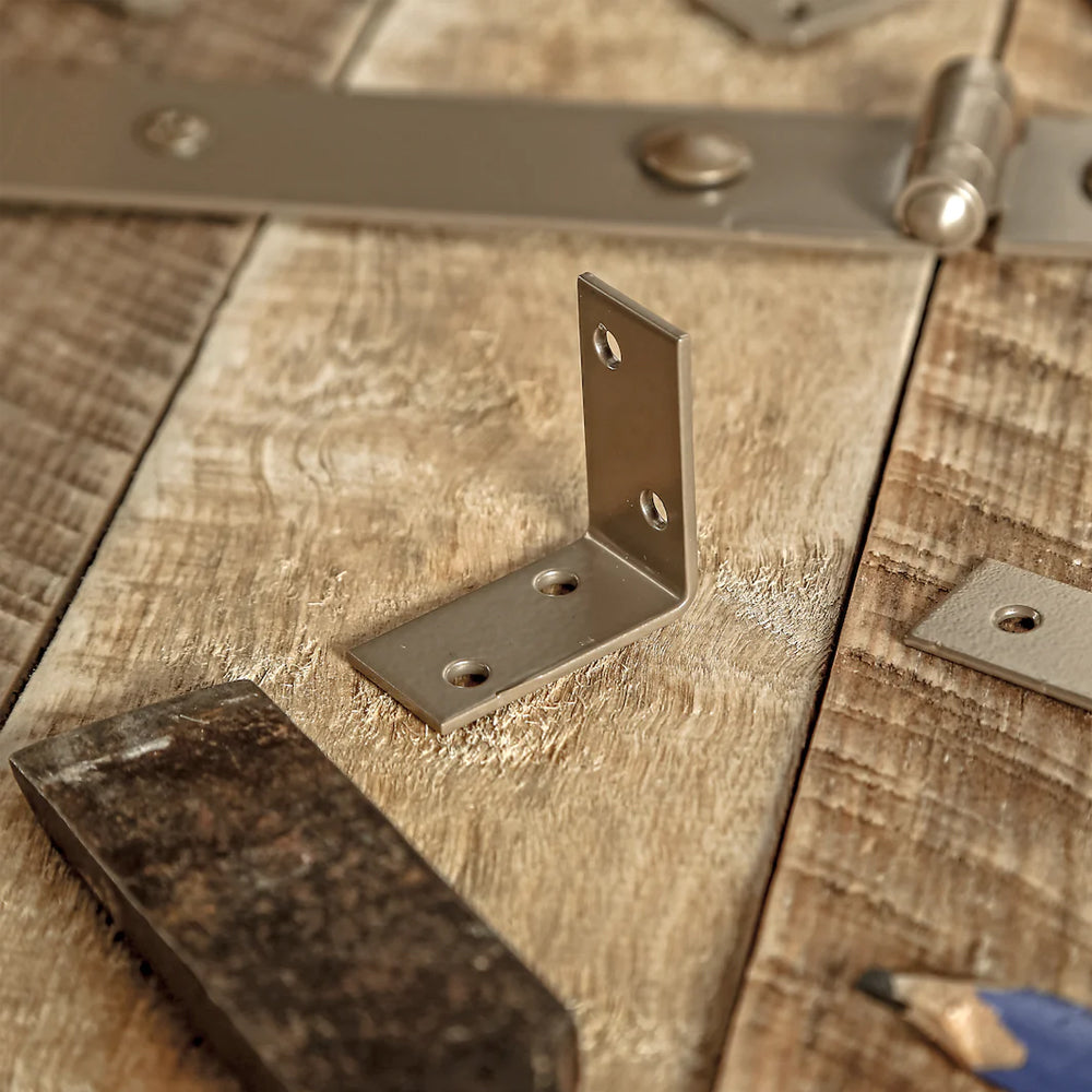 Staffa angolare con fori svasati per viti