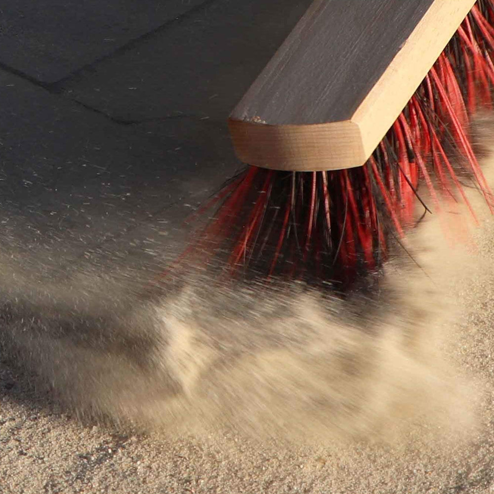 Scopa con setole rosse in spandex