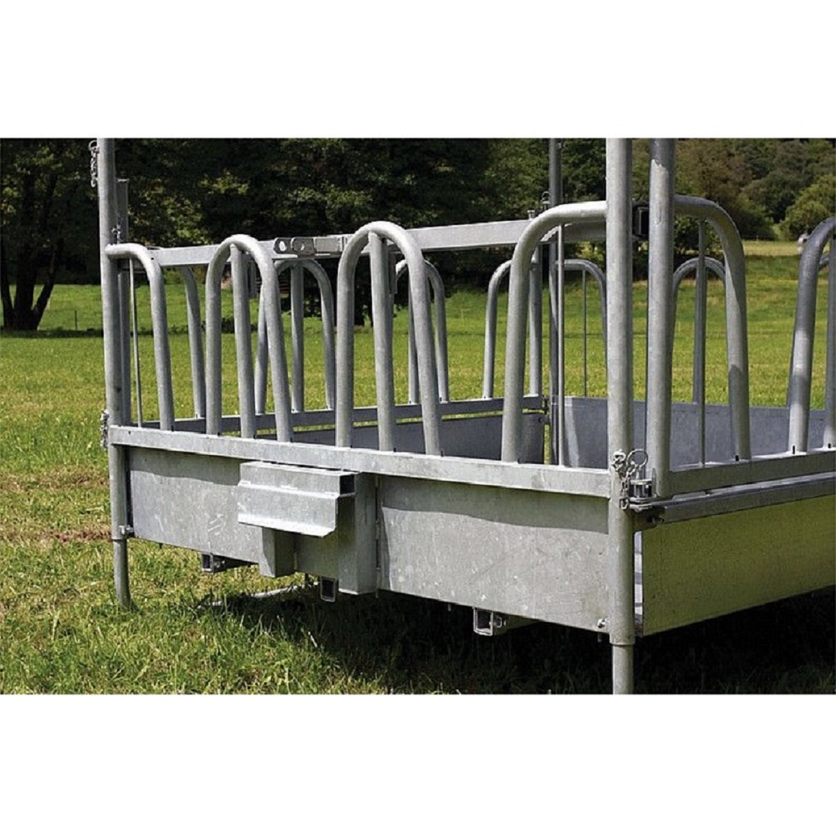 Alimentatore rettangolare compatto con alimentazione frontale, tetto e nicchia, zincato