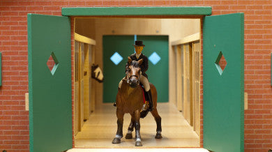 Kids Globe - Stalla per cavalli con 7 scatole