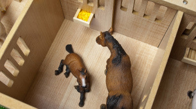 Kids Globe - Stalla per cavalli con 7 scatole