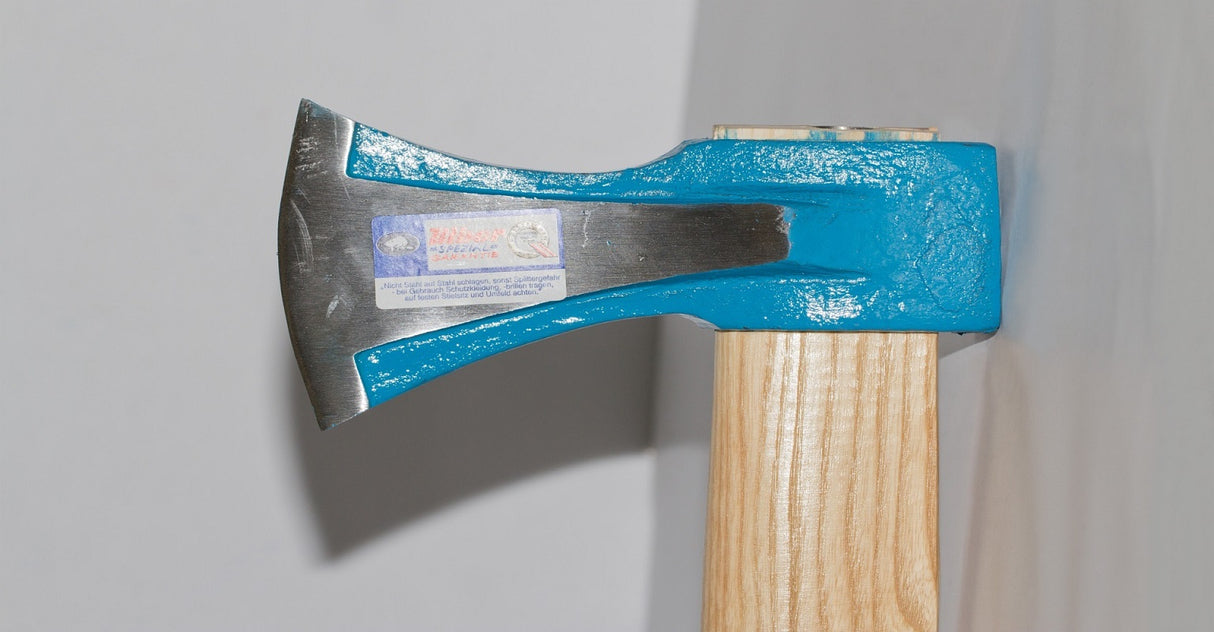 Ascia per legna con manico