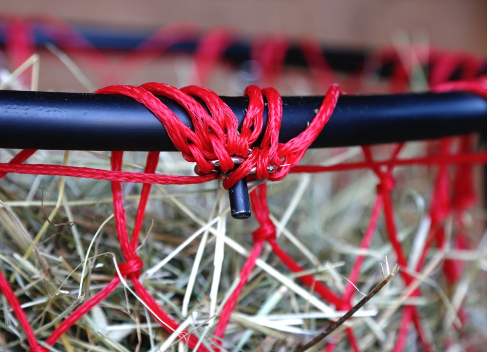 Supporto per riempire la rete di fieno