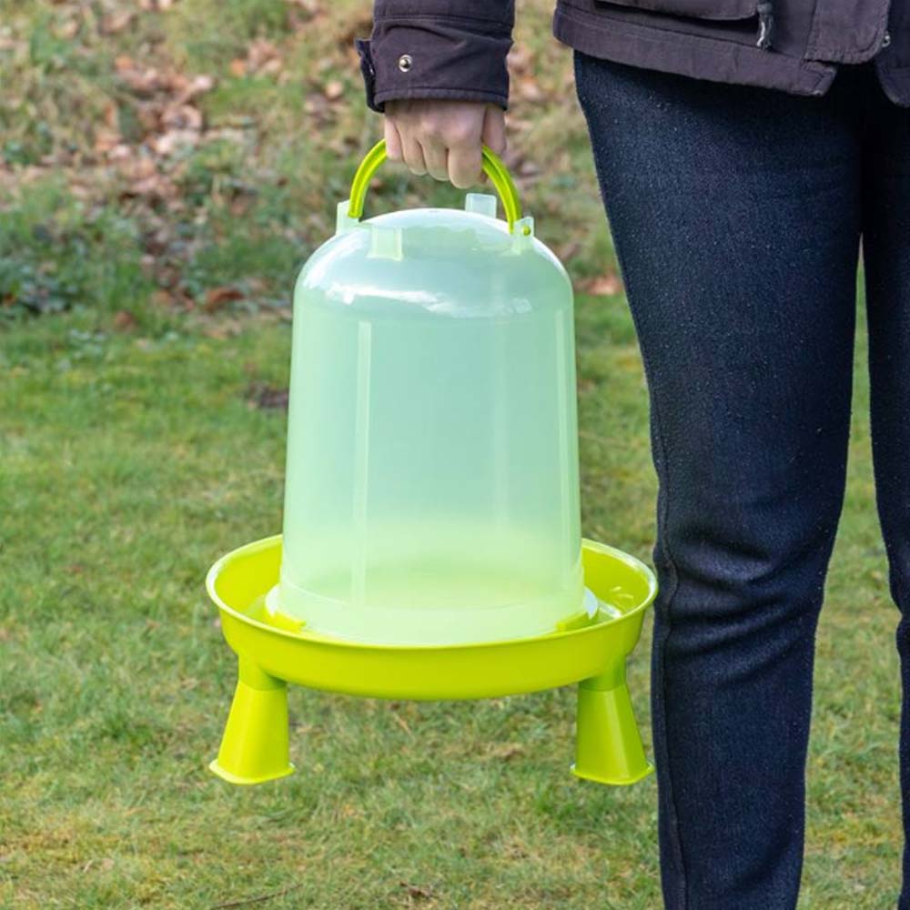 Eco Hühnertränke. Mit Beinen und zitronengrüner Farbe  8 L