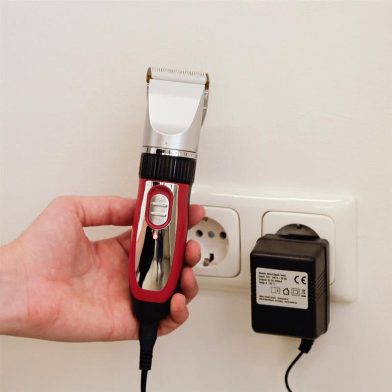 Tosatrice a batteria Sonic con cavo di carica collegato