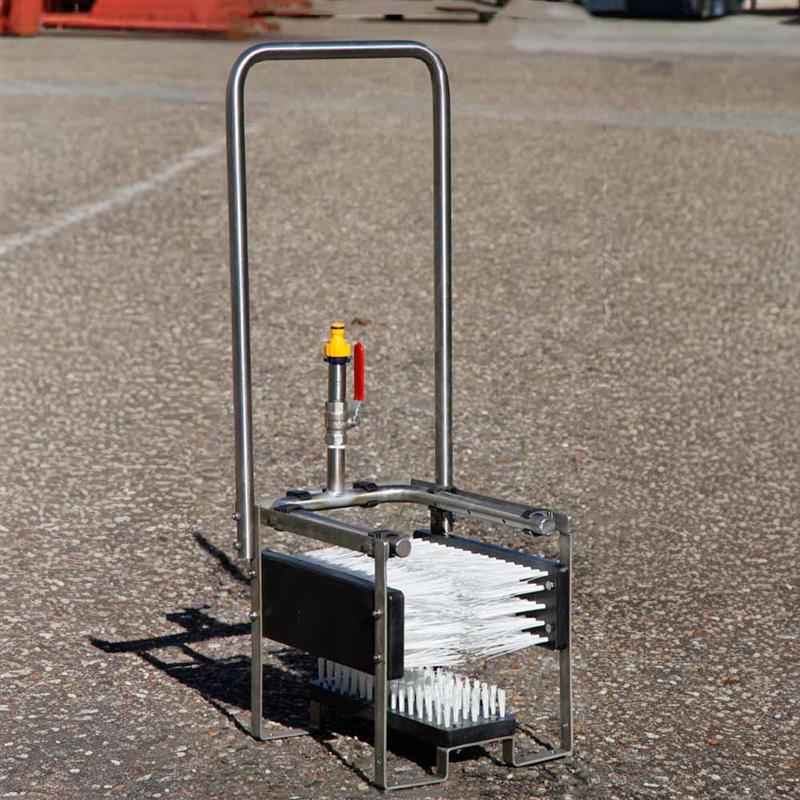 ECO-Stiefelreiniger mit Edelstahlrahmen und Wasseranschluss