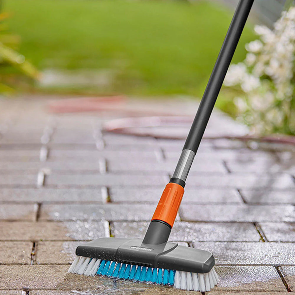 Manico cleansystem M gardena con collegamento acqua per la pulizia di ampie superfici