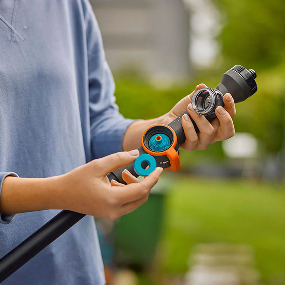 Manico cleansystem M gardena con collegamento acqua per la pulizia di ampie superfici