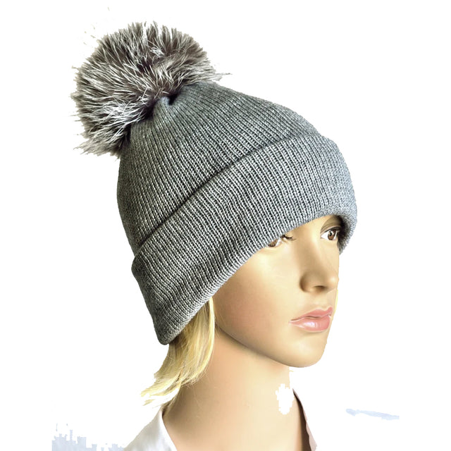 Berretto Donna Elegante con Pom Pom Stile e Raffinatezza